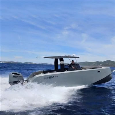 Czy łódź z konsolą środkową może być używana do tubowania?